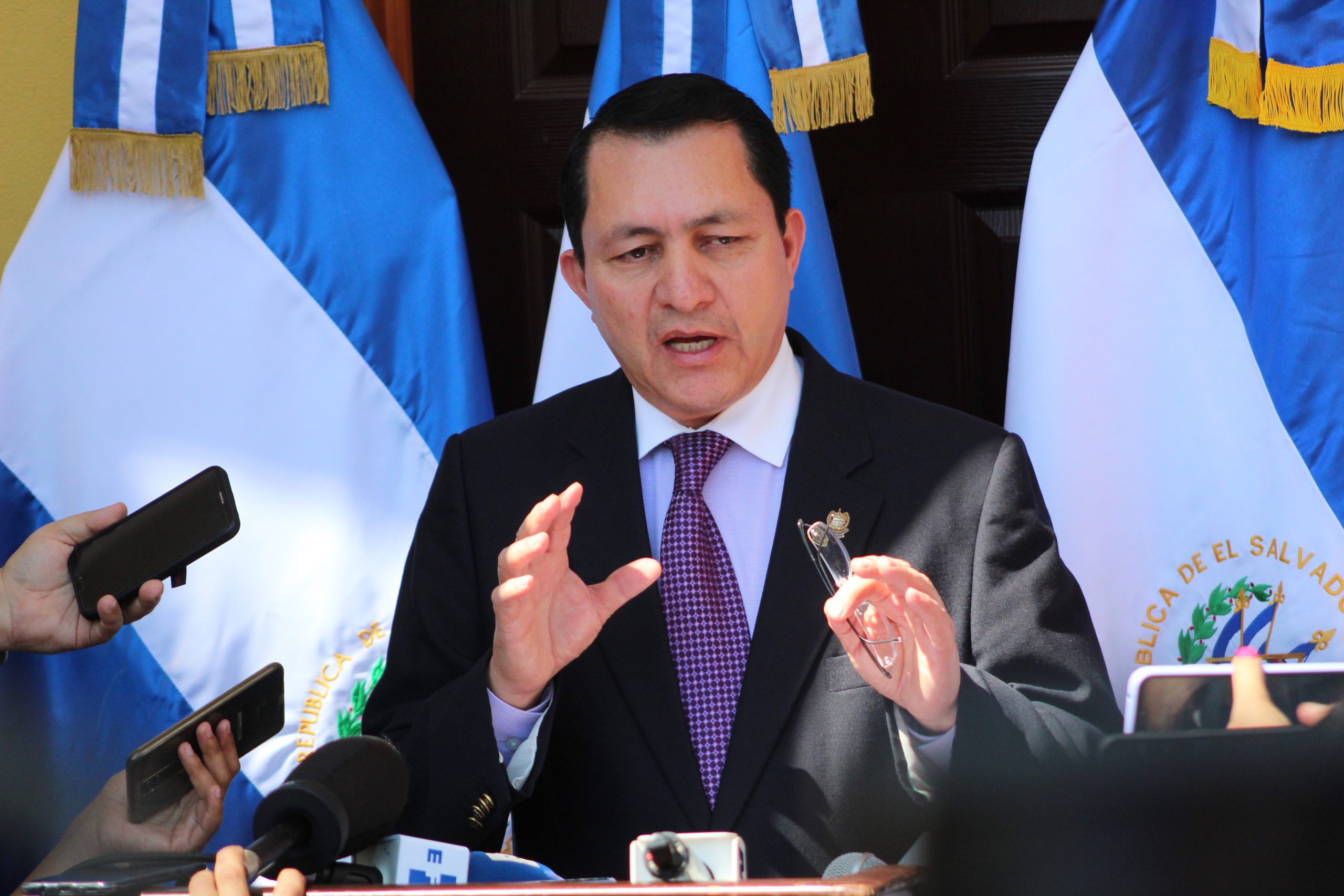 Mario Ponce convoca de urgencia a Comisión que intentará desaforar al Viceministro Arriaza Chicas mario-ponce-convoca-de-urgencia-a-comision-que-intentara-desaforar-al-viceministro-arriaza-chicas